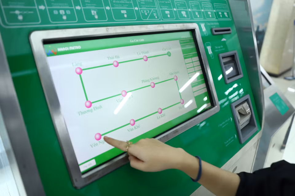 Đầu tiên, khách hàng sẽ chọn lộ trình mình mong muốn và ấn xác nhận, nếu thực hiện thao tác quá thời gian quy định, máy bán vé sẽ tự hủy đơn của khách hàng. (Ảnh: Hoài Nam/Vietnam+)
