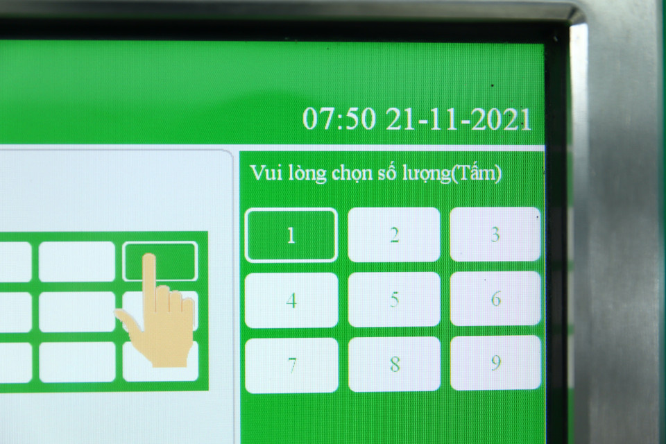 Sau khi xác nhận lộ trình, khách hàng chọn số vé cần mua phía bên phải màn hình hiển thị. (Ảnh: Hoài Nam/Vietnam+)