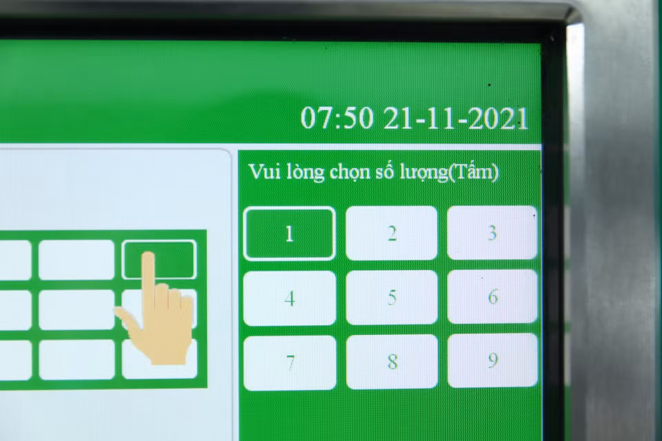 Sau khi xác nhận lộ trình, khách hàng chọn số vé cần mua phía bên phải màn hình hiển thị. (Ảnh: Hoài Nam/Vietnam+)