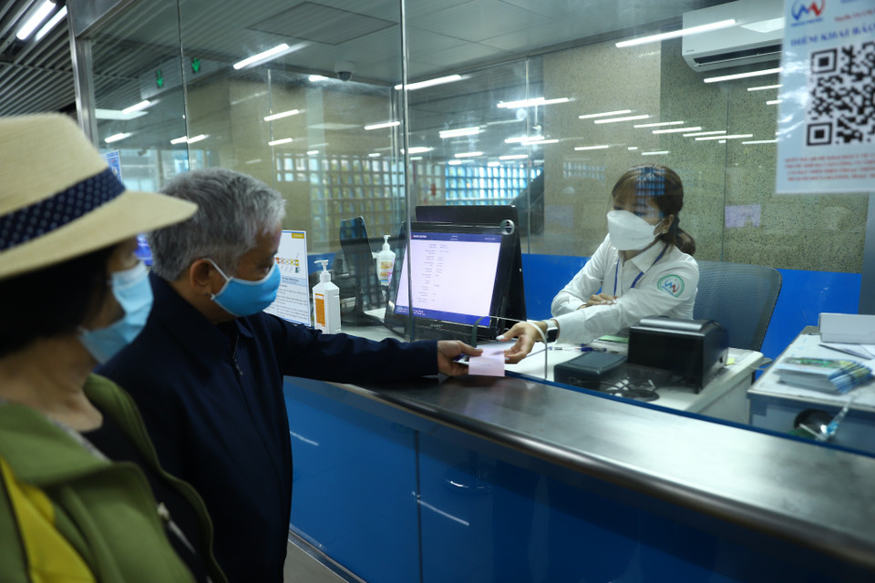 Người già và trẻ em được miễn phí di chuyển, nhận vé miễn phí tại quầy vé. (Ảnh: Hoài Nam/Vietnam+)