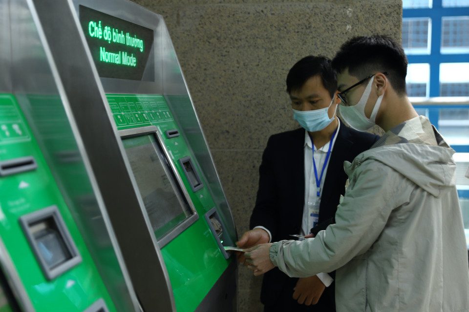 Trên màn hình sẽ hiển thị thông tin chuyến đi và số tiền khách hàng đã đưa vào máy. Khách hàng phải đưa vào máy số tiền bằng hoặc lớn hơn giá vé để thanh toán. Tiền thừa sẽ được trả lại dưới khe đút tiền. (Ảnh: Hoài Nam/Vietnam+)