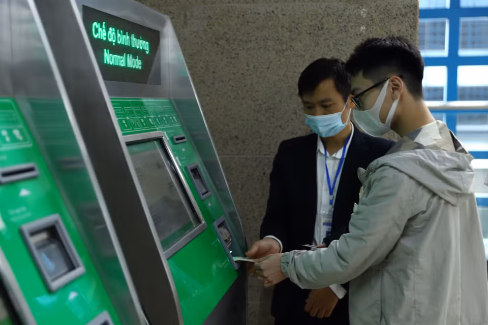 Trên màn hình sẽ hiển thị thông tin chuyến đi và số tiền khách hàng đã đưa vào máy. Khách hàng phải đưa vào máy số tiền bằng hoặc lớn hơn giá vé để thanh toán. Tiền thừa sẽ được trả lại dưới khe đút tiền. (Ảnh: Hoài Nam/Vietnam+)