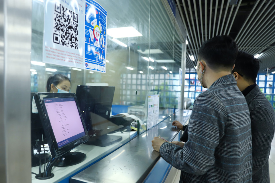 Khách hàng có thể lựa chọn hai hình thức mua vé là mua tại quầy vé. (Ảnh: Hoài Nam/Vietnam+)