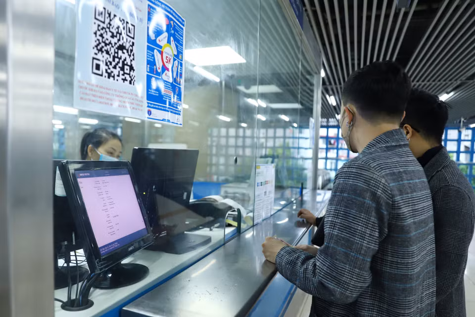 Khách hàng có thể lựa chọn hai hình thức mua vé là mua tại quầy vé. (Ảnh: Hoài Nam/Vietnam+)
