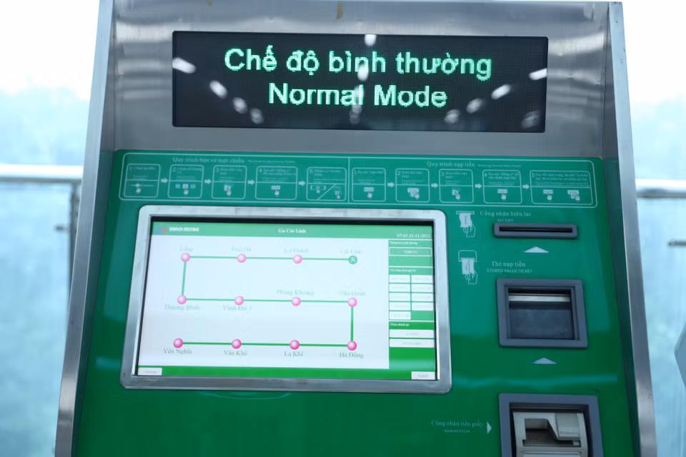 Hoặc hành khách có thể lựa chọn máy bán vé tự động đặt ở sảnh chờ. (Ảnh: Hoài Nam/Vietnam+)