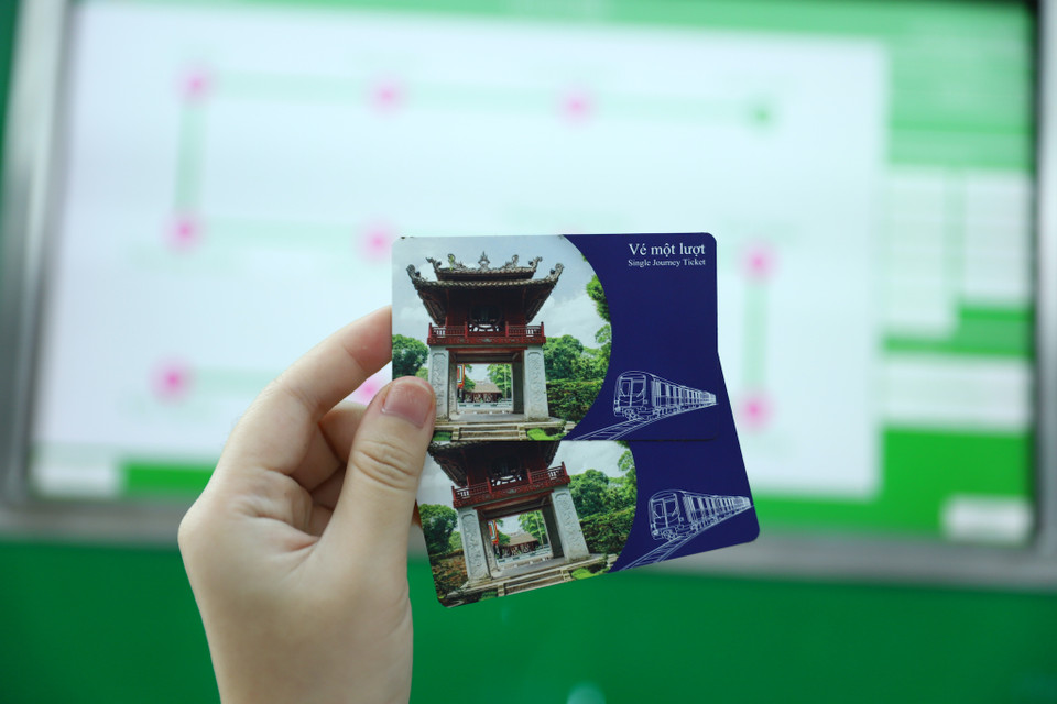 Vé lượt sử dụng trong ngày, hết hạn sau 4 giờ kể từ khi quẹt vé cổng vào, sử dụng đúng lộ trình, nếu thay đổi lộ trình khi quá ga hoặc chưa đến ga ban đầu đặt vé thì sẽ tất toán ở phòng vé lúc rời ga. (Ảnh: Hoài Nam/Vietnam+)
