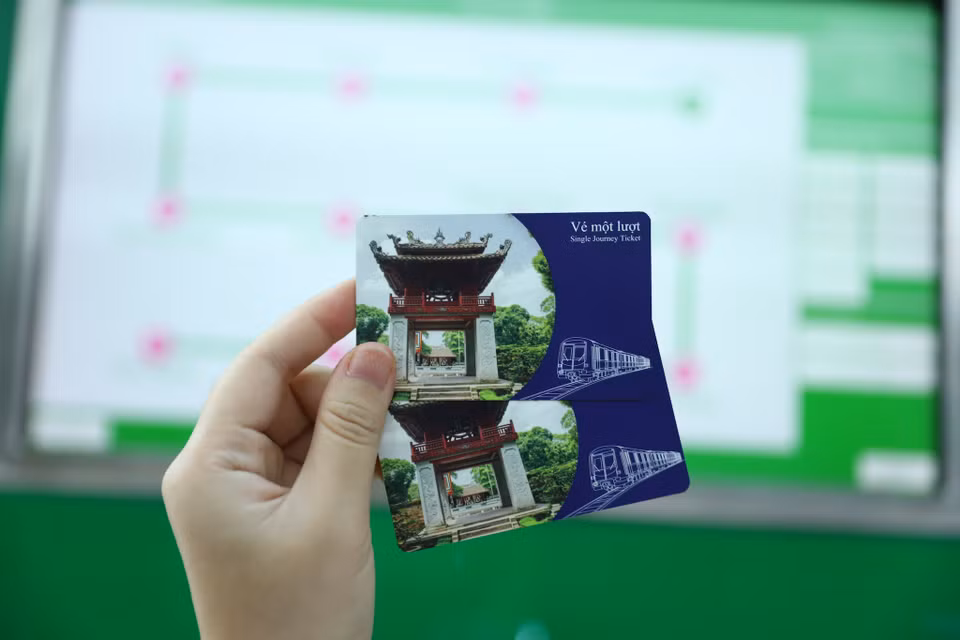 Vé lượt sử dụng trong ngày, hết hạn sau 4 giờ kể từ khi quẹt vé cổng vào, sử dụng đúng lộ trình, nếu thay đổi lộ trình khi quá ga hoặc chưa đến ga ban đầu đặt vé thì sẽ tất toán ở phòng vé lúc rời ga. (Ảnh: Hoài Nam/Vietnam+)