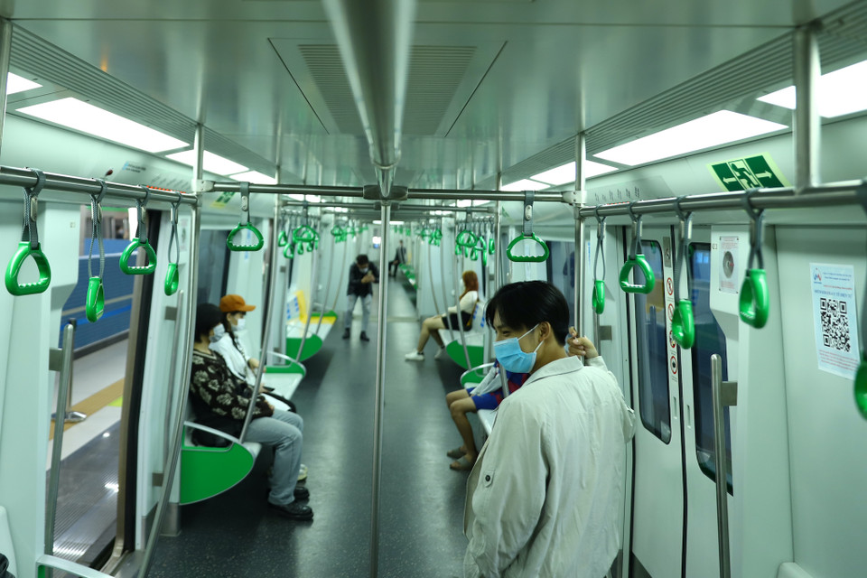 Thời gian thử nghiệm miễn phí đã hết và nhu cầu di chuyển vào cuối tuần cũng hạn chế nên các toa tàu cũng vắng khách hơn. (Ảnh: Hoài Nam/Vietnam+)