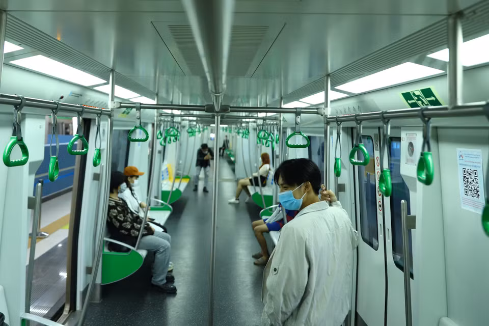 Thời gian thử nghiệm miễn phí đã hết và nhu cầu di chuyển vào cuối tuần cũng hạn chế nên các toa tàu cũng vắng khách hơn. (Ảnh: Hoài Nam/Vietnam+)