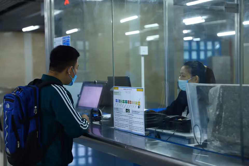Quầy bán vé cung cấp đủ 3 loại vé là vé lượt, vé ngày và vé tháng. (Ảnh: Hoài Nam/Vietnam+)