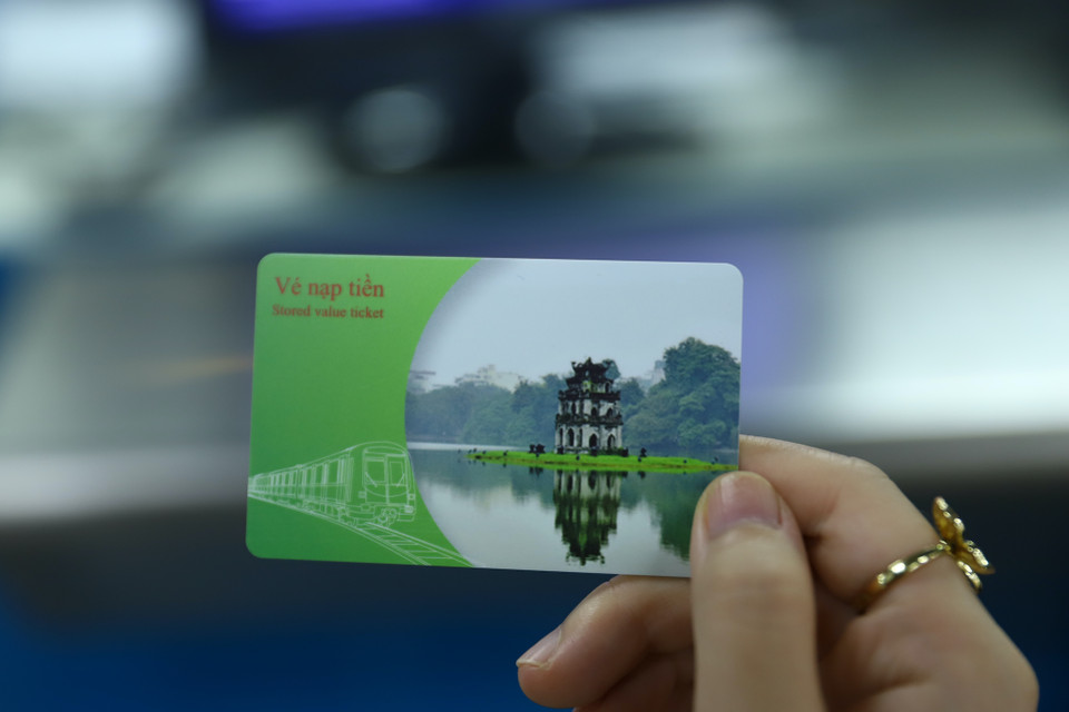 Vé tháng không giới hạn số lượt đi trong tháng. Hiện tại chưa có hệ thống đăng ký vé tháng như vé xe bus, tất cả đều dùng chung mẫu vé tháng, không phân biệt đích danh. Thời gian tới đường sắt Cát Linh-Hà Đông sẽ triển khai việc đăng kí vé tháng trực tuyến. (Ảnh: Hoài Nam/Vietnam+)