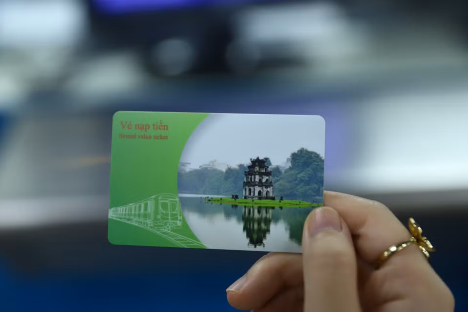 Vé tháng không giới hạn số lượt đi trong tháng. Hiện tại chưa có hệ thống đăng ký vé tháng như vé xe bus, tất cả đều dùng chung mẫu vé tháng, không phân biệt đích danh. Thời gian tới đường sắt Cát Linh-Hà Đông sẽ triển khai việc đăng kí vé tháng trực tuyến. (Ảnh: Hoài Nam/Vietnam+)