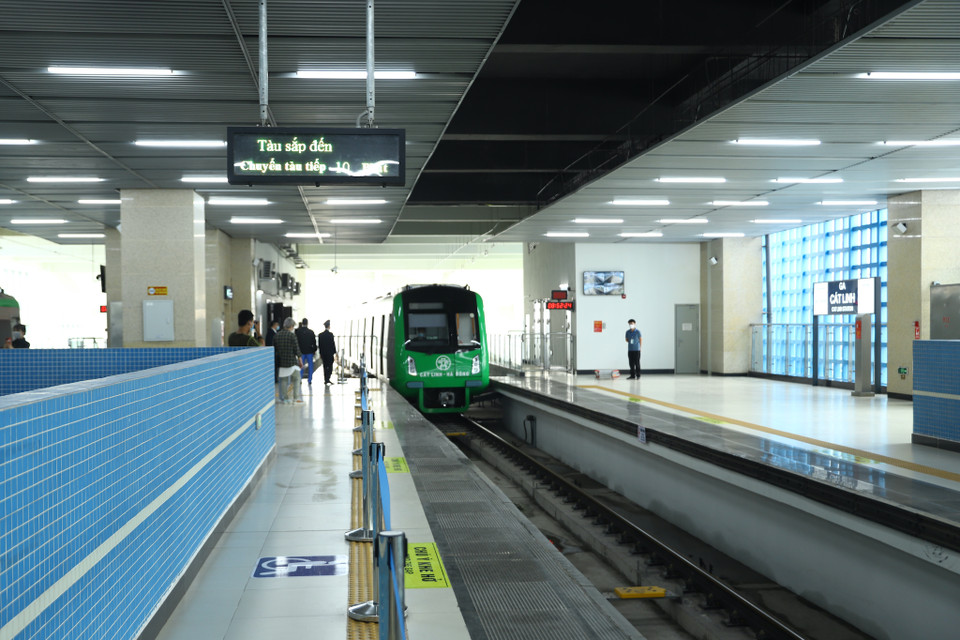 Sáng 21/11, đường sắt đô thị Cát Linh-Hà Đông đã chính thức thu vé hành khách sau 2 tuần miễn phí. Các chuyến tàu đã bắt đầu di chuyển từ sớm để phục vụ nhu cầu đi lại của khách hàng. (Ảnh: Hoài Nam/Vietnam+)