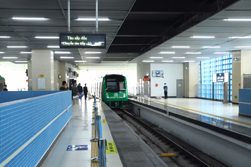 Sáng 21/11, đường sắt đô thị Cát Linh-Hà Đông đã chính thức thu vé hành khách sau 2 tuần miễn phí. Các chuyến tàu đã bắt đầu di chuyển từ sớm để phục vụ nhu cầu đi lại của khách hàng. (Ảnh: Hoài Nam/Vietnam+)