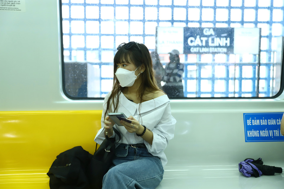 Chị Nguyễn Kiều Trang, sinh sống tại Kim Mã chia sẻ: "Không chỉ dừng lại ở việc trải nghiệm, tàu điện trên cao sẽ là phương tiện đồng hành trên lộ trình di chuyển hằng ngày của tôi." (Ảnh: Hoài Nam/Vietnam+)