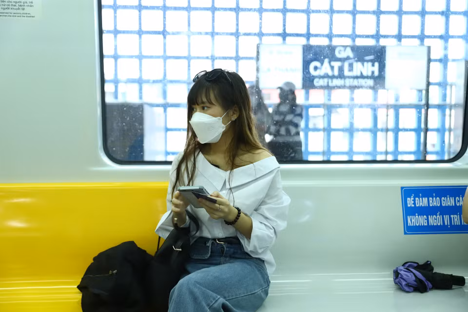 Chị Nguyễn Kiều Trang, sinh sống tại Kim Mã chia sẻ: "Không chỉ dừng lại ở việc trải nghiệm, tàu điện trên cao sẽ là phương tiện đồng hành trên lộ trình di chuyển hằng ngày của tôi." (Ảnh: Hoài Nam/Vietnam+)