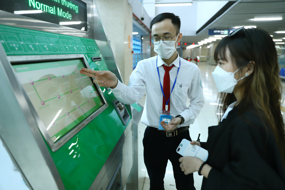 Quầy bán vé tự động chỉ bán vé theo lượt, khách hàng có thể xem hướng dẫn trên máy bán vé hoặc dưới dự chỉ dẫn của nhân viên nhà ga. (Ảnh: Hoài Nam/Vietnam+)