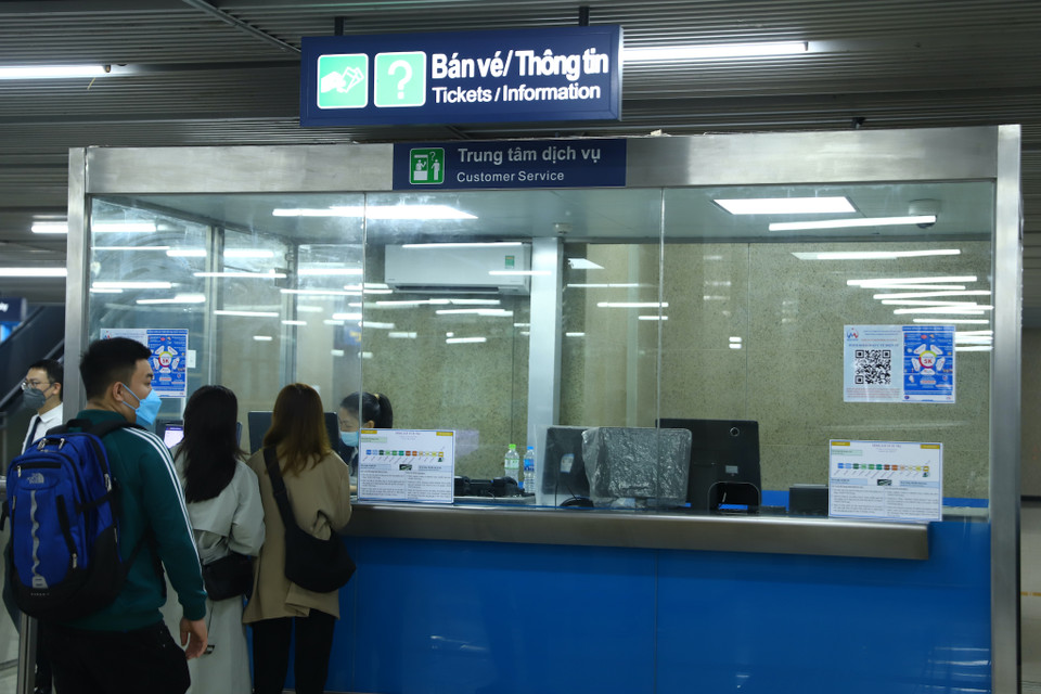 Khách hàng đã đến khu vực bán vé từ sớm, tuy nhiên số lượng giảm nhiều so với hai tuần đầu thử nghiệm. (Ảnh: Hoài Nam/Vietnam+)