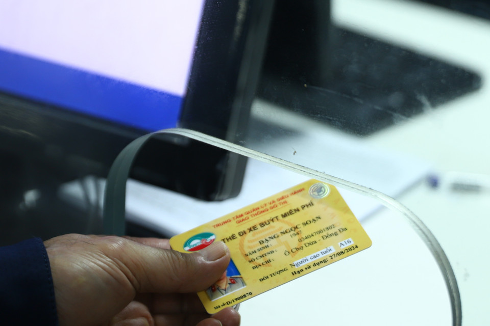 Đối với vé tháng, khách hàng có thể mua phổ thông hoặc chứng minh thuộc diện đối tượng ưu tiên. (Ảnh: Hoài Nam/Vietnam+)