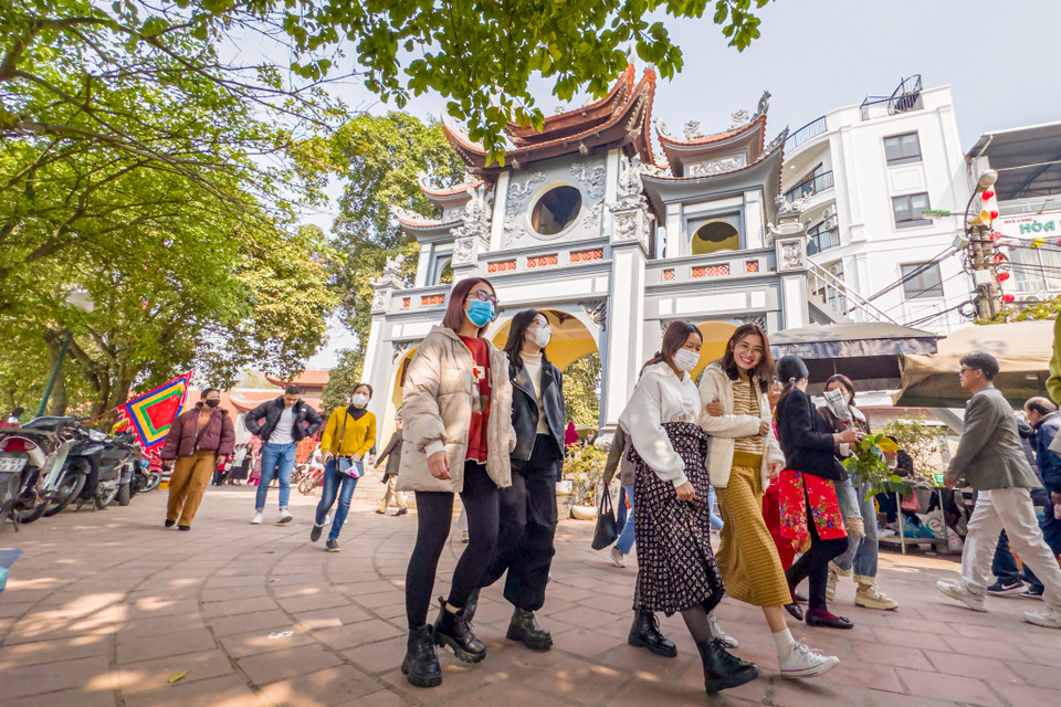 Từ khoảng 10 giờ sáng, hàng đoàn người đổ về Phủ Tây Hồ khiến tuyến đường như Thanh Niên, Nghi Tàm, Xuân Diệu... bị ùn tắc. (Ảnh: Minh Sơn/Vietnam+)