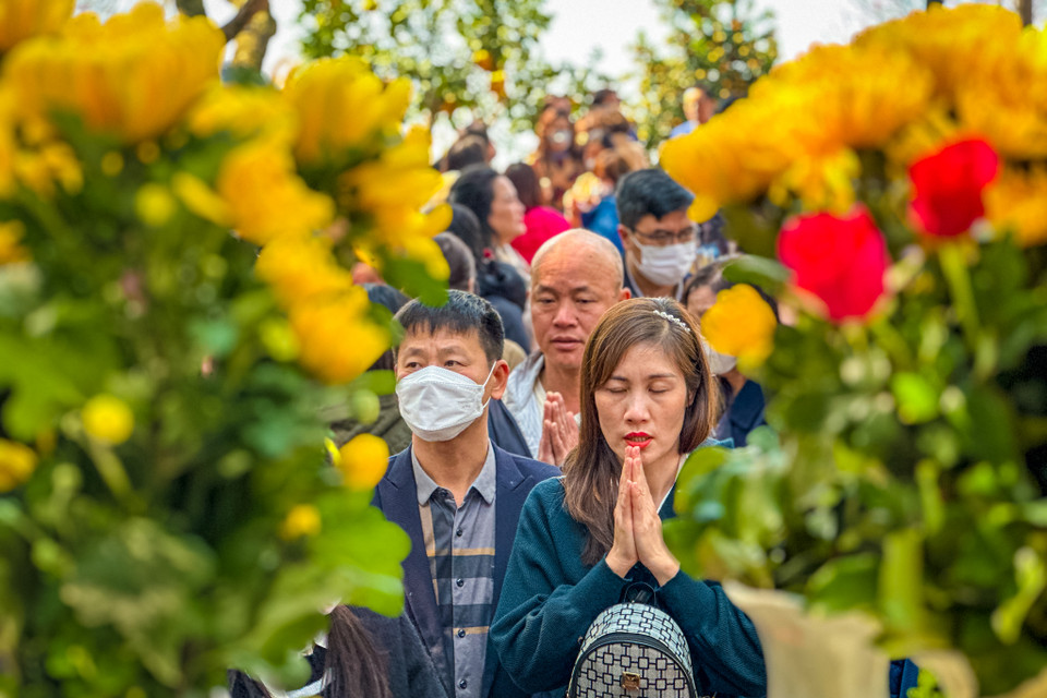 Đa số người dân đến Phủ Tây Hồ sẽ chọn mua lễ ngay tại cổng. (Ảnh: Minh Sơn/Vietnam+)