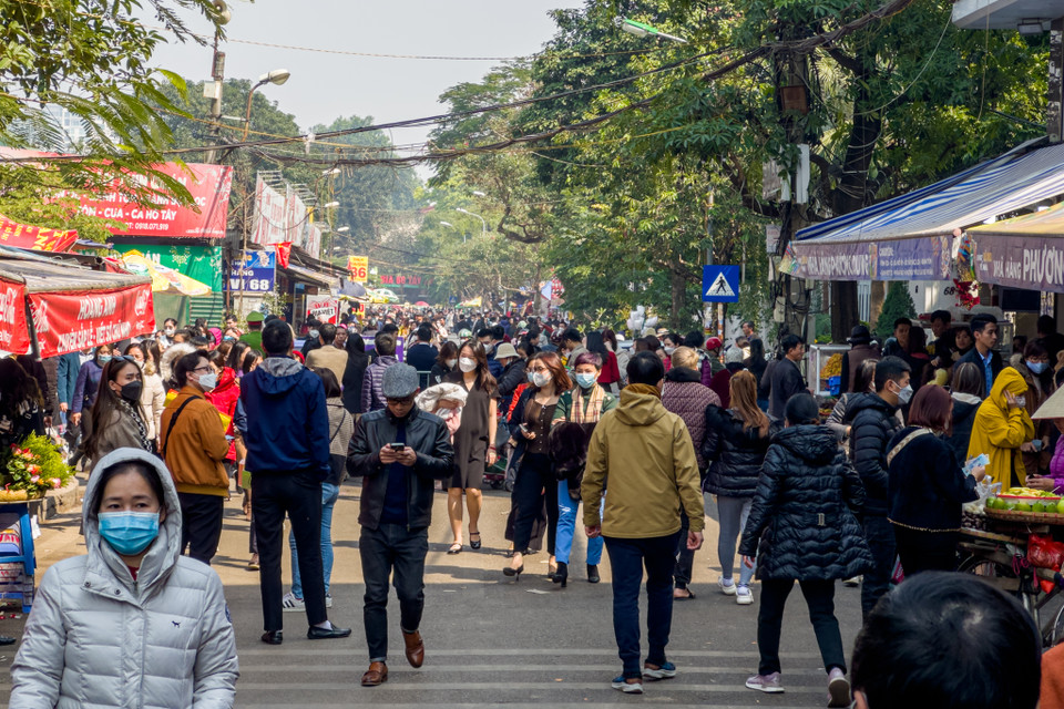 Ghi nhận vào thời điểm 12 giờ trưa vẫn có rất đông người dân tranh thủ giờ nghỉ để đến đây thắp hương, dâng lễ. (Ảnh: Minh Sơn/Vietnam+)