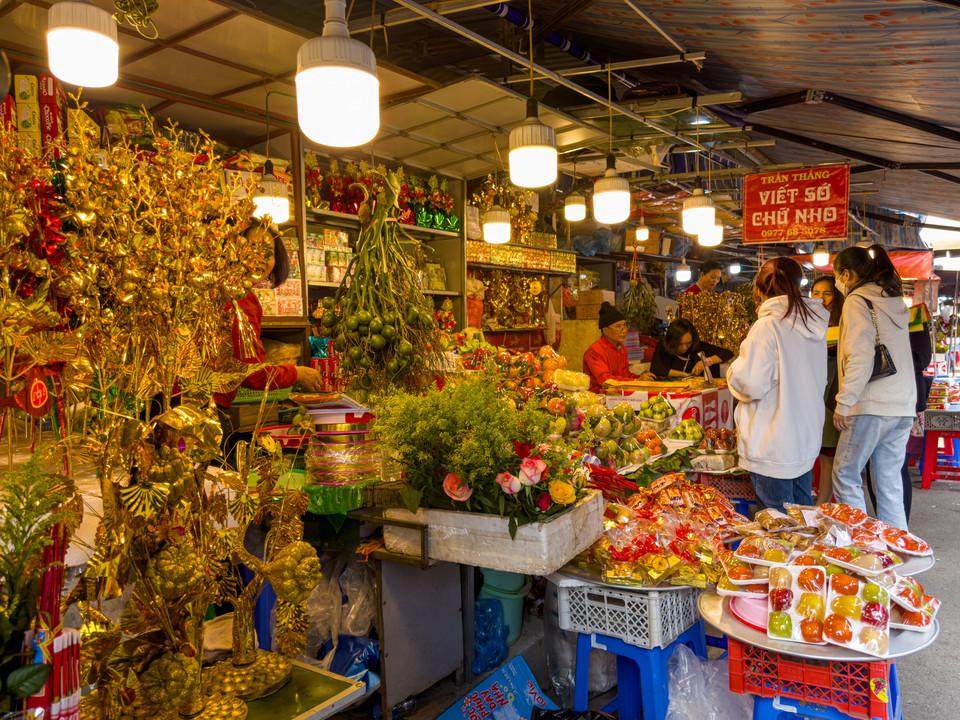 Hôm nay cũng là ngày đầu tuần đầu tiên người dân đi làm sau thời gian nghỉ Tết Nguyên đán 2023. (Ảnh: Minh Sơn/Vietnam+)