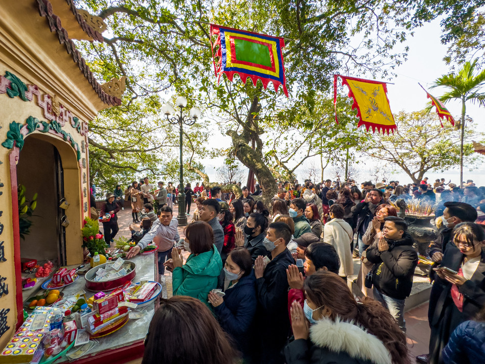 Thời tiết nắng đẹp cũng tạo điều kiện thuận lợi cho người dân đi lễ, thắp hương. (Ảnh: Minh Sơn/Vietnam+)