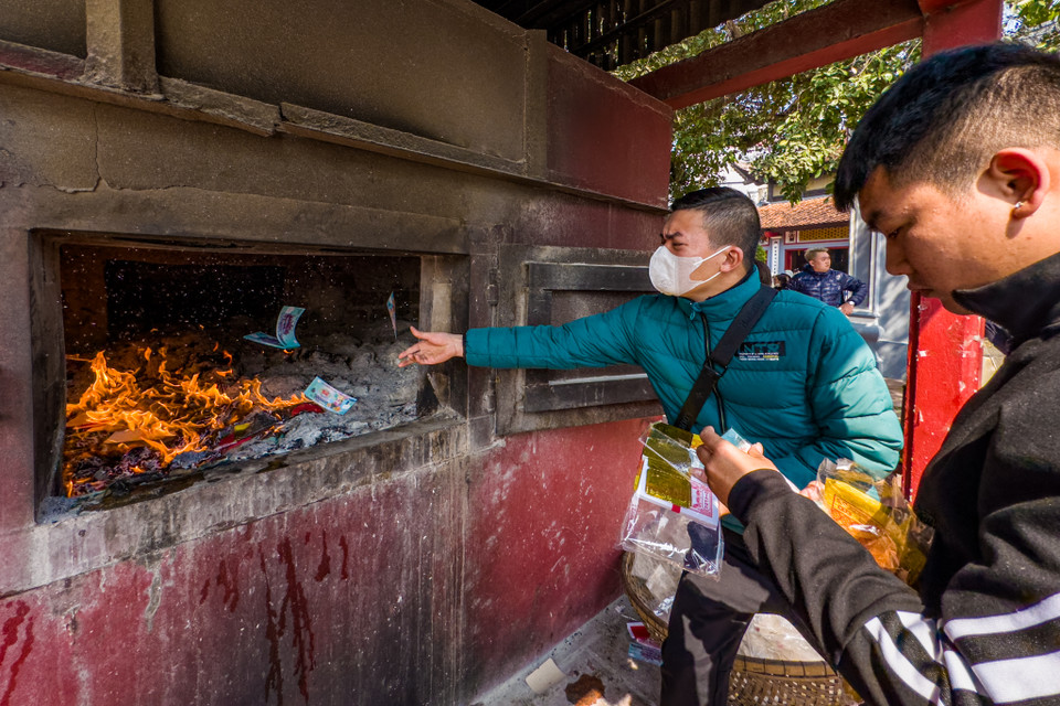 Sau khi làm lễ xong, nhiều người sẽ hóa vàng ngay tại khu vực sân bên trong Phủ. (Ảnh: Minh Sơn/Vietnam+)