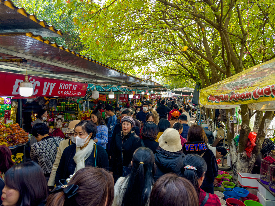 Chủ một cửa hàng trong Phủ Tây Hồ cho biết tuần đầu tiên đi làm sau kỳ nghỉ Tết bao giờ cũng là khoảng thời gian người dân đến lễ đông nhất. (Ảnh: Minh Sơn/Vietnam+)