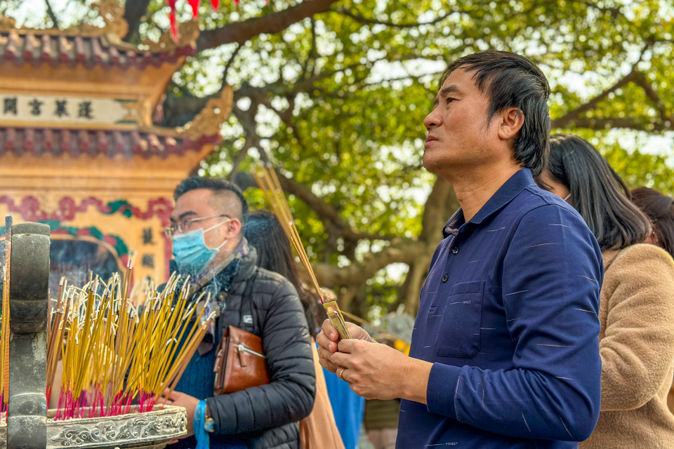 Người Việt quan niệm 'đầu năm xin lộc, cuối năm trả lễ' nên thời điểm đầu năm Phủ Tây Hồ thường đông đúc, nhộn nhịp. (Ảnh: Minh Sơn/Vietnam+)