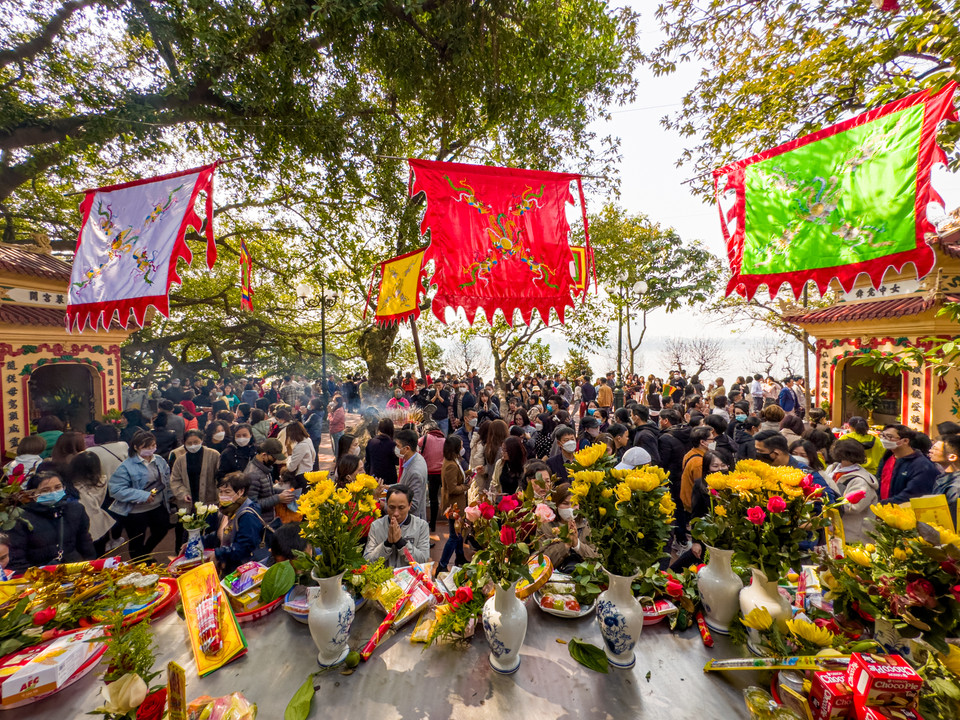 Do vẫn là ngày làm việc trong tuần nên nhiều "dân công sở" tranh thủ thời gian nghỉ trưa để đi lễ, cầu bình an cho năm mới. (Ảnh: Minh Sơn/Vietnam+)