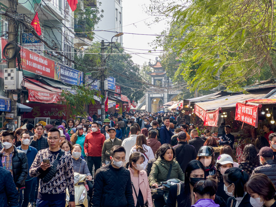 Trưa 30/1 (mùng 9 Tết Âm lịch), người dân đổ về Phủ Tây Hồ (Hà Nội) để làm lễ, khiến nhiều tuyến đường khu vực quanh ùn tắc. (Ảnh: Minh Sơn/Vietnam+)