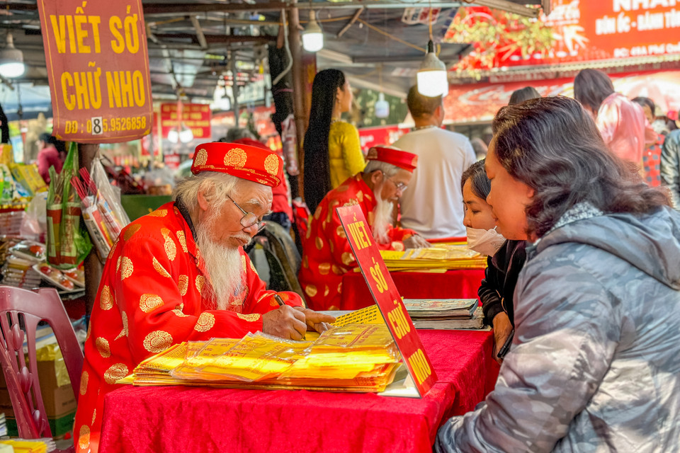 Đây là di tích quốc gia và là nơi linh thiêng, được nhiều người dân đến thắp hương, cầu khấn mỗi dịp đầu tháng Âm lịch và ngày Rằm. (Ảnh: Minh Sơn/Vietnam+)