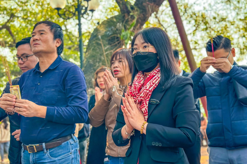 Chị Vũ Thu Trang (Long Biên, Hà Nội) chia sẻ chị tranh thủ giờ nghỉ trưa để đi lễ Phủ Tây Hồ. (Ảnh: Minh Sơn/Vietnam+)