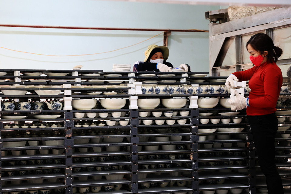 Công đoạn sản xuất gốm sứ gồm các bước: Chuẩn bị nguyên liệu; tạo hình sản phẩm; làm khô hàng (phơi hàng); sửa hàng; trang trí, vẽ; tráng men và đốt lò. (Ảnh: Hoài Nam/Vietnam+)