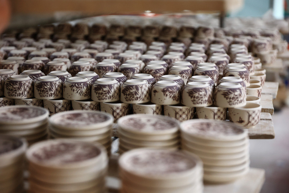 Các lò nung thời gian này luôn hoạt động hết công suất, trung bình mỗi ‘mẻ’ gốm đồ gia dụng được nung trong 17 tiếng. (Ảnh: Hoài Nam/Vietnam+)