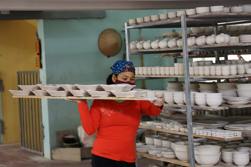 Tết Nguyên Đán cận kề, làng Bát Tràng bận rộn chuẩn bị cho ra lò nhiều sản phẩm phục vụ khách hàng. (Ảnh: Hoài Nam/Vietnam+)