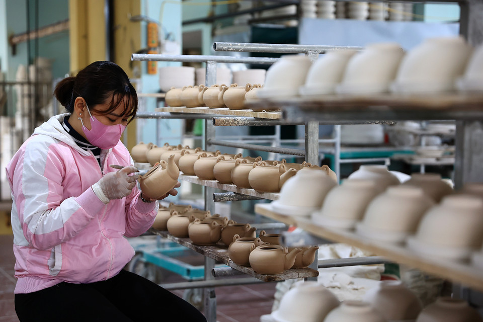 Các loại gốm gia dụng, đồ thờ tự, gốm mỹ thuật, gốm trang trí... ở Bát Tràng có mặt trên khắp mọi miền và xuất khẩu đi các nước. (Ảnh: Hoài Nam/Vietnam+)