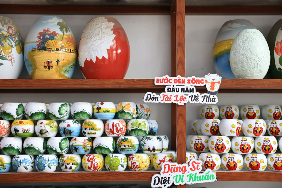 Các sản phẩm khi hoàn thiện được đưa ra các gian hàng trưng bày, giới thiệu đến khách hàng. (Ảnh: Hoài Nam/Vietnam+)