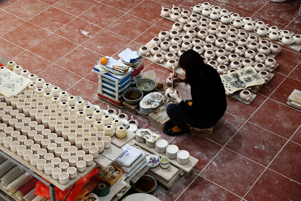Cuối năm, nhu cầu hàng hóa cũng nhiều hơn, các hộ sản xuất ở làng nghề đang gấp rút chuẩn bị cho các chuyến hàng cuối cùng của năm. (Ảnh: Hoài Nam/Vietnam+)