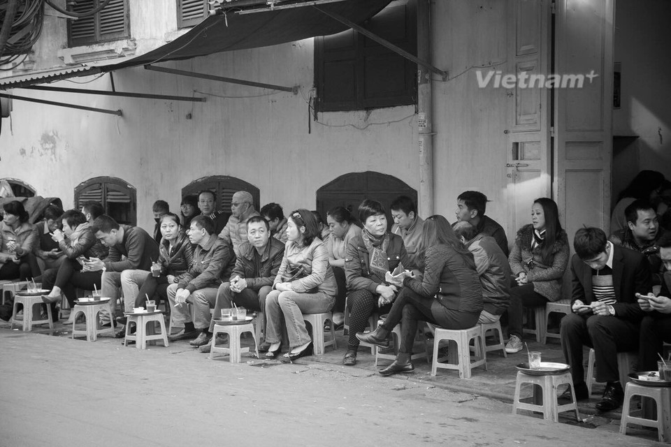 Từ dân lao động cho đến dân công sở. (Ảnh Hoàng Long-Thành Nguyễn/Vietnam+)