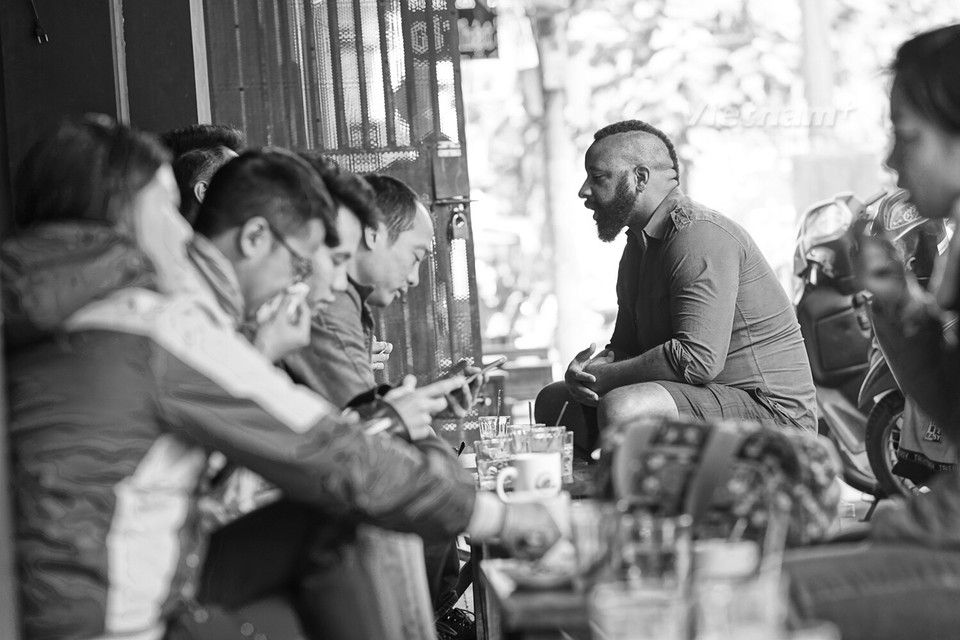 Khắp tuyến phố Thủ đô, đâu đâu ta cũng có thế bắt gặp những hàng càphê vỉa hè nối nhau san sát. (Ảnh: Hoàng Long-Thành Nguyễn/Vietnam+)