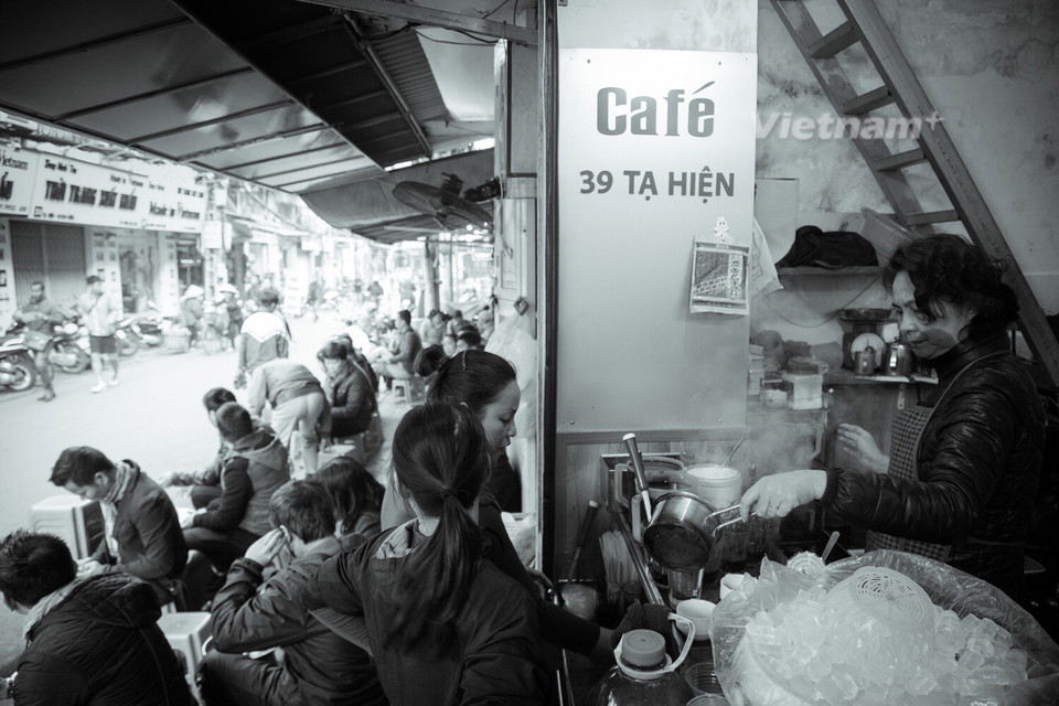 Từ sáng sớm đến tối muộn, những quán càphê vỉa hè lúc nào cũng đông khách. (Ảnh Hoàng Long-Thành Nguyễn/Vietnam+)