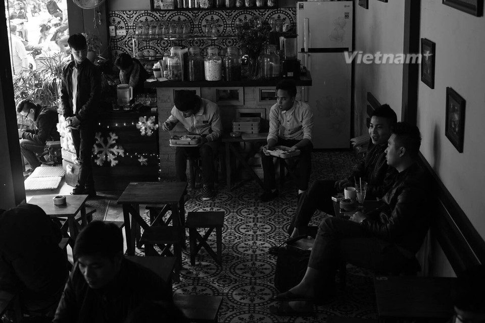 Mỗi quán càphê vỉa hè có một điểm khác nhau. Quán thì bật nhạc, quán thì yên tĩnh tạo cho khách sự thư thái. (Ảnh Hoàng Long-Thành Nguyễn/Vietnam+)
