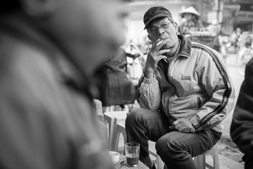 Khách của những quán càphê này rất đa dạng, từ thanh niên cho đến những cụ già. (Ảnh Hoàng Long-Thành Nguyễn/Vietnam+)