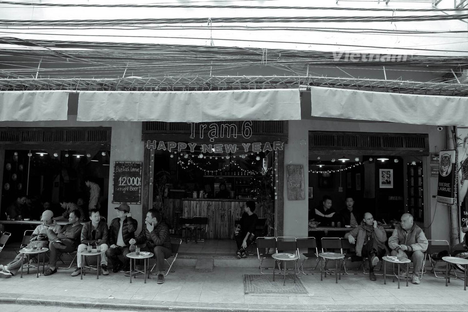 Hầu hết những quán càphê đều nằm trên những con phố đông đúc, có nhiều cây xanh mát mẻ. (Ảnh Hoàng Long-Thành Nguyễn/Vietnam+)