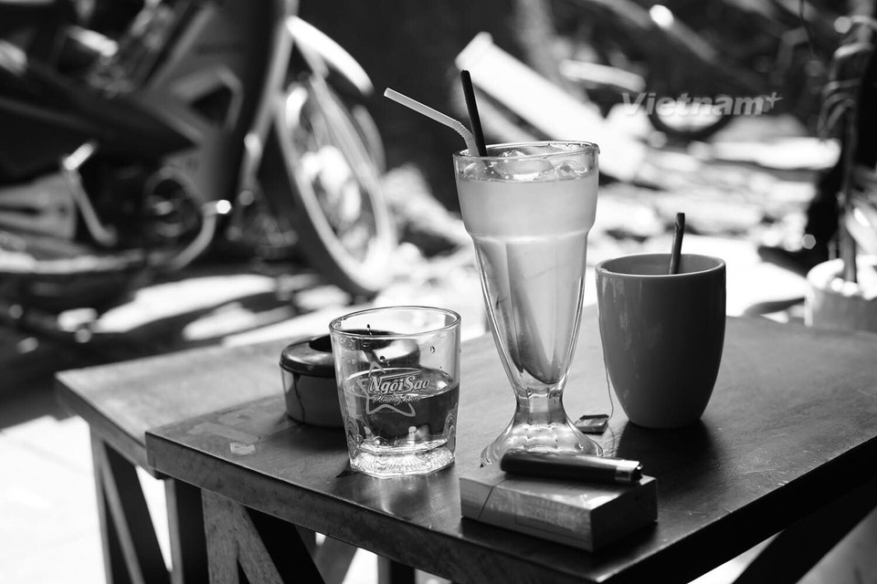 Nhưng đều có đặc điểm chung là càphê rất rẻ, chỉ từ 15 ngàn đồng 1 cốc. (Ảnh Hoàng Long-Thành Nguyễn/Vietnam+)