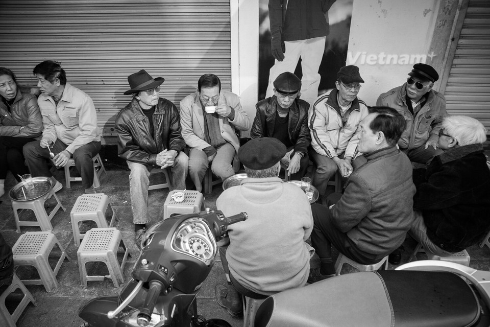 Khắp tuyến phố Thủ đô, đâu đâu ta cũng có thế bắt gặp những hàng càphê vỉa hè nối nhau san sát. (Ảnh: Hoàng Long-Thành Nguyễn/Vietnam+)