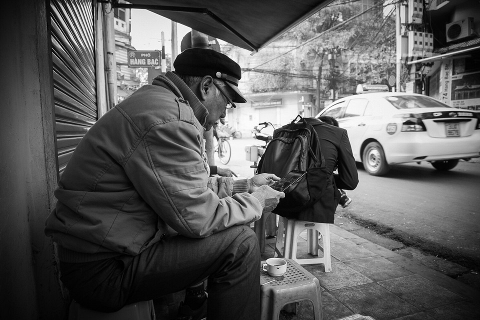 Chỉ với một cốc càphê đắng dịu, đĩa hạt hướng dương hoặc một tờ báo là con người ta có thể nhâm nhi cả buổi, tạm quên đi những âu lo, bộn bề của cuộc sống. (Ảnh Hoàng Long-Thành Nguyễn/Vietnam+)